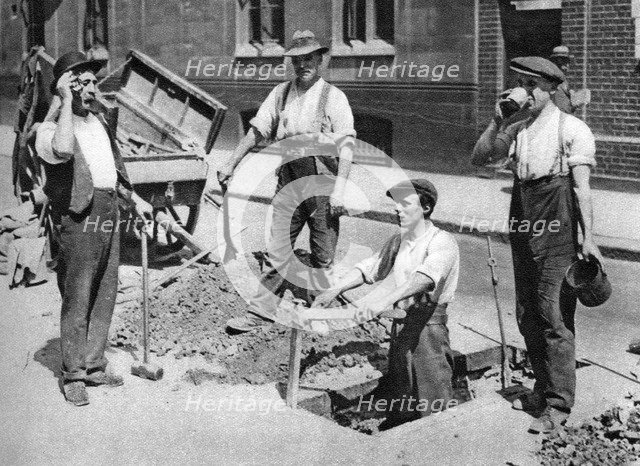Road menders, London, 1926-1927. Artist: Unknown