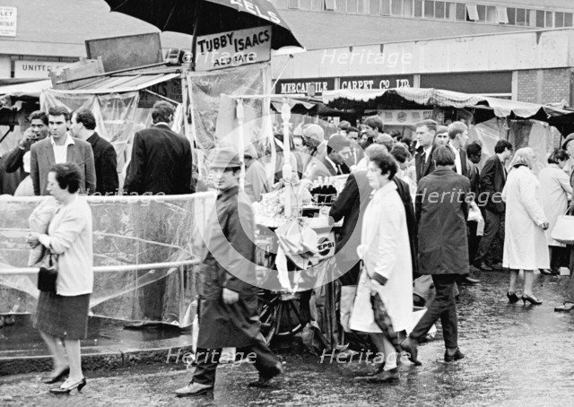 Tubby Isaacs' stall, Middlesex Street, Aldgate, London, (1960s?). Artist: Unknown