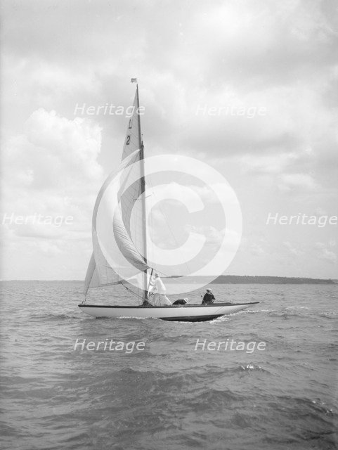 The 6 Metre class 'Cynthia' setting spinnaker, 1912. Creator: Kirk & Sons of Cowes.