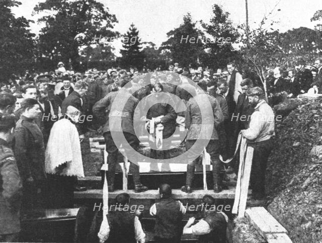 'Le Zeppelin Abattu; Dans la banlieue Nord de Londres; Funerailles militaires', 1916. Creator: Unknown.