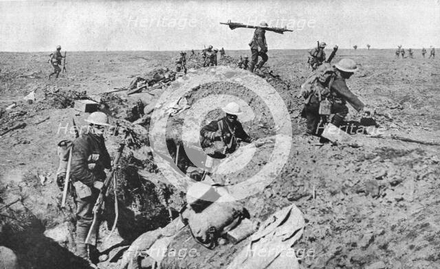 'L'Attaque Britannique du 25 septembre 1916; Reserves sortant des tranchees, apres leurs camarades d Creator: Unknown.