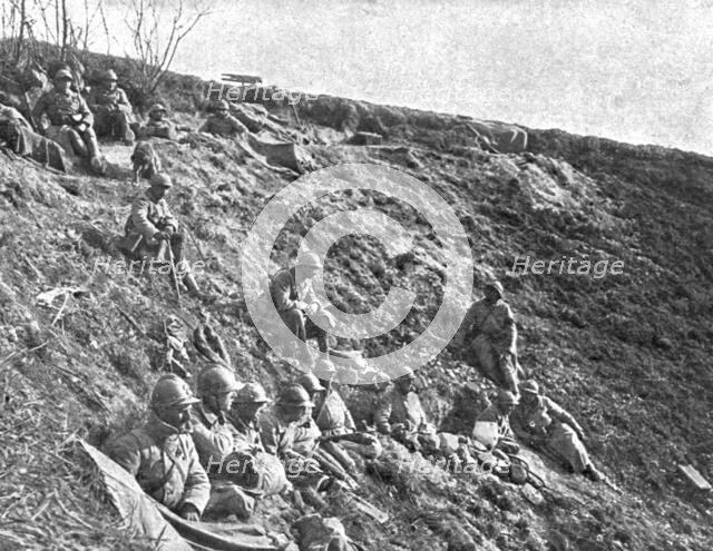 'Dans la Bataille; Entre deux engagements, des elements d'infanterie reprennent haleine..., 1918. Creator: Unknown.