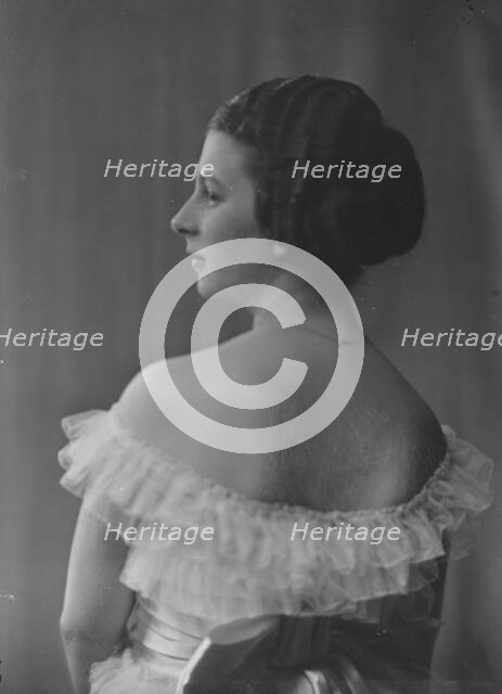 Cook, Stella, Miss, portrait photograph, 1917 Apr. 16. Creator: Arnold Genthe.