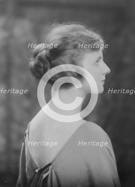 Miss Earline Espey, portrait photograph, 1918 Apr. 19. Creator: Arnold Genthe.