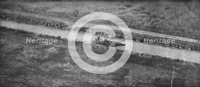 'Du tardenois a la Picardie; premiere ligne dans le fosse d'une route, devant Fere-en..., 1918. Creator: Unknown.