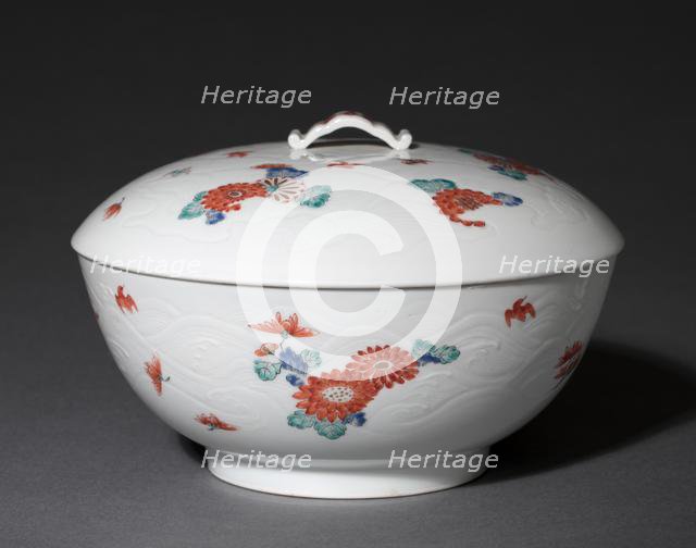 Covered Bowl with Chrysanthemums and Chidori: Kakiemon Ware, early 18th century. Creator: Unknown.