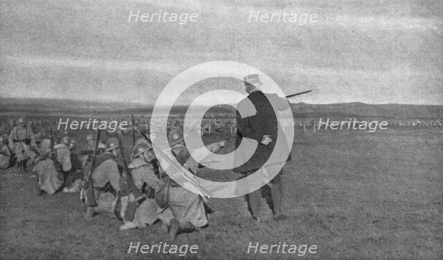 'Aux camps d'instruction de la classe 17; le generalissime et les jeunes mitrailleurs', 1916. Creator: Unknown.