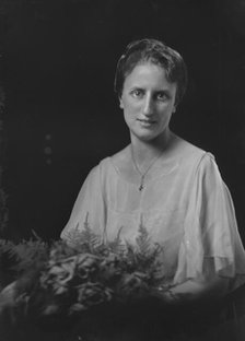 Miss Schaffer, portrait photograph, 1919 Feb. 25. Creator: Arnold Genthe.