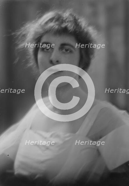 Darby, W.A., Mrs., portrait photograph, 1917 Oct. 20. Creator: Arnold Genthe.