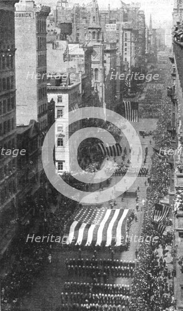 'La Preparation Militaire; Dans la 5e avenue de New-York: le drapeau monstre du "Carpet Club"', 1916 Creator: Unknown.