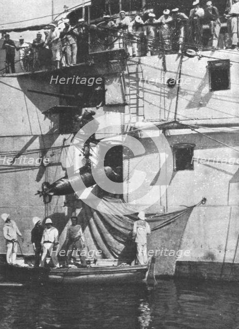 'La flotte Francaise en orient; Une torpille repechee est rentree par un sabord', 1916. Creator: Unknown.