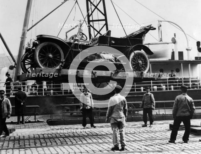 1909 Car being loaded on to ship at Boulogne. Creator: Unknown.
