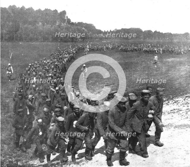 'Evacuation de prisonniers allemands du front de la Somme', 1916. Creator: Unknown.