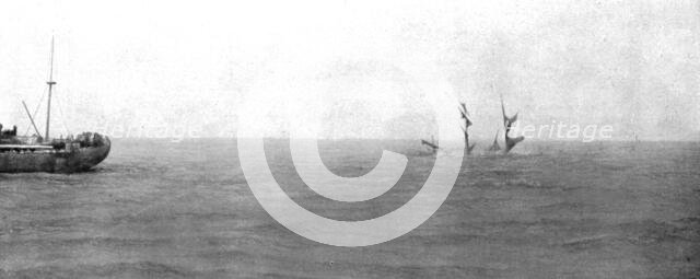 'Quelques drames sur mer; le 20 decembre 1916, le voilier francais `Nantes` s'enforce par l'avant. A Creator: Unknown.