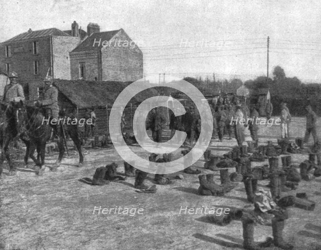 'Les prisonniers au camp; pendant que les prisonniers allemands sont a la douche..., 1916. Creator: Unknown.