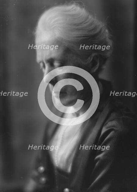 Freeman, J.F., Mrs., portrait photograph, 1914 June 29. Creator: Arnold Genthe.