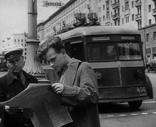 Civilians Reading a Newspaper, 1941. Creator: British Pathe Ltd.