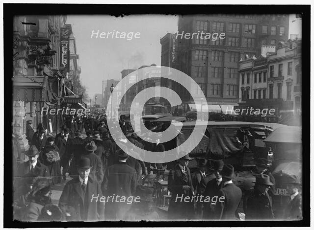 Street scene, Washington, D.C., between 1913 and 1918. Creator: Harris & Ewing.