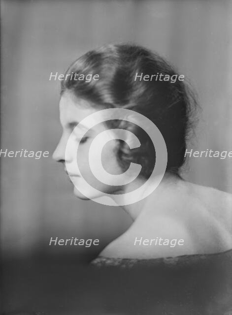 Isadora Duncan dancer, portrait photograph, between 1915 and 1923. Creator: Arnold Genthe.