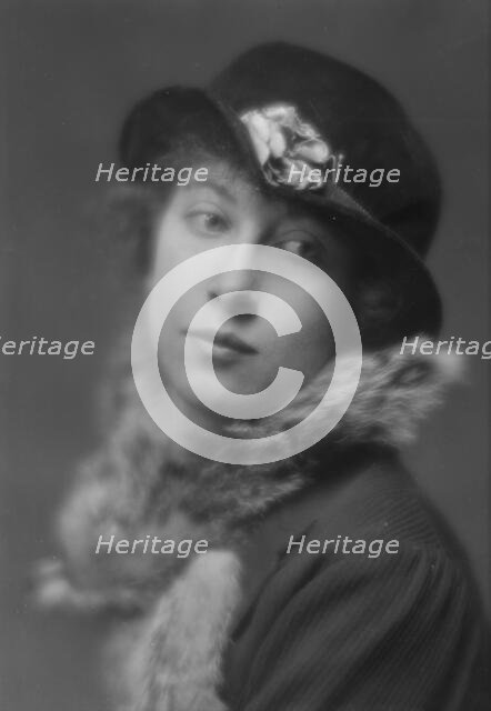 Gwynn, Miss, portrait photograph, 1915. Creator: Arnold Genthe.