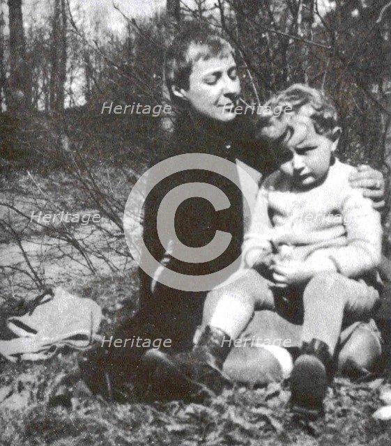 Marina Tsvetaeva with her son, 1928.