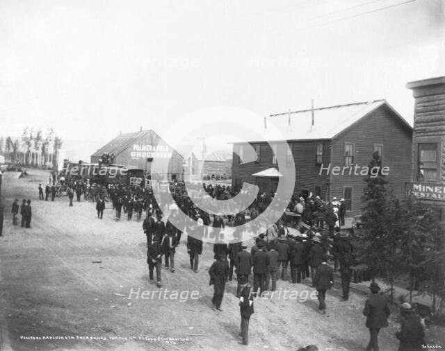 Visitors arriving for July 4th celebration, 1916. Creator: Unknown.