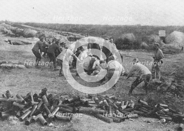'Liaison des armes et camaraderie militaire; lutte a la corde entre les servants de deux..., 1916. Creator: Unknown.