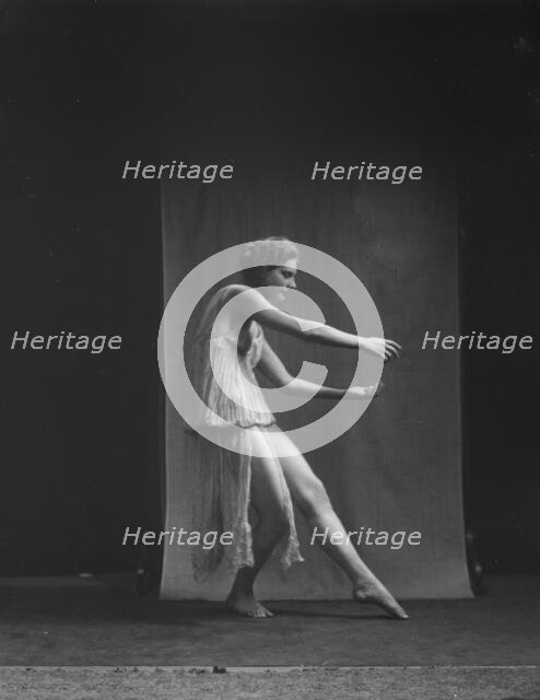 Lyons, Helen, Miss, between 1917 and 1921. Creator: Arnold Genthe.