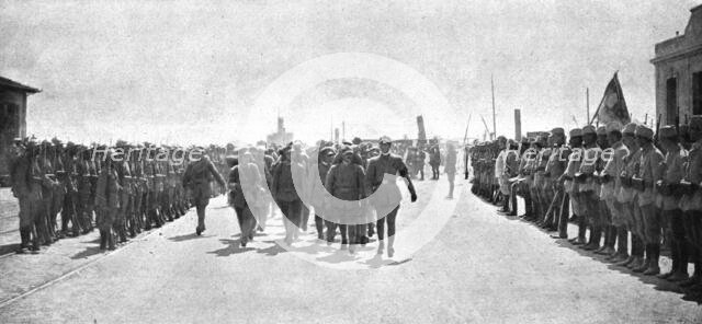 'A Salonique; Debarquement du contingent italien le 10 aout ; nos allies s'avancent entre une double Creator: Unknown.