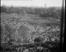 Crowd on Hyde Park, 1930s. Creator: British Pathe Ltd.