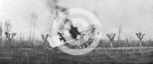 'Avion autrichien abattu; avion autrichien abattu en flammes par une batterie..., 1916. Creator: Unknown.