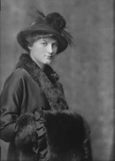 Bergin, Lynda Bryant, Miss, portrait photograph, 1915 Jan. 26. Creator: Arnold Genthe.