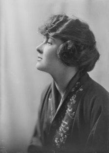 Miss Reutte, portrait photograph, 1918 May. Creator: Arnold Genthe.