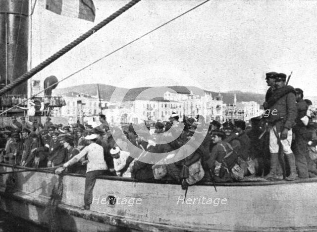 'A Salonique; Des reguliers grecs, qui ont quitte l'armee apres avoir fait le coup de feu contre les Creator: Unknown.