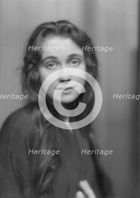 Kingdon, Elsie, Miss, portrait photograph, 1915 Sept. 22. Creator: Arnold Genthe.