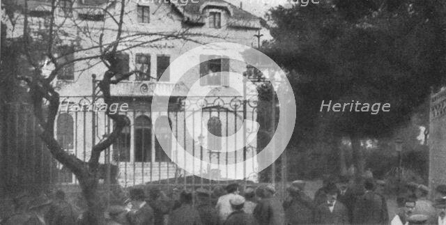'L'Arrestation des consule des puissances ennemies a Salonique; La foule devant le..., 1916. Creator: Unknown.