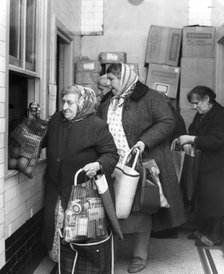 Passover food distribution, Whitechapel, London, 4 April 1968. Artist: Unknown