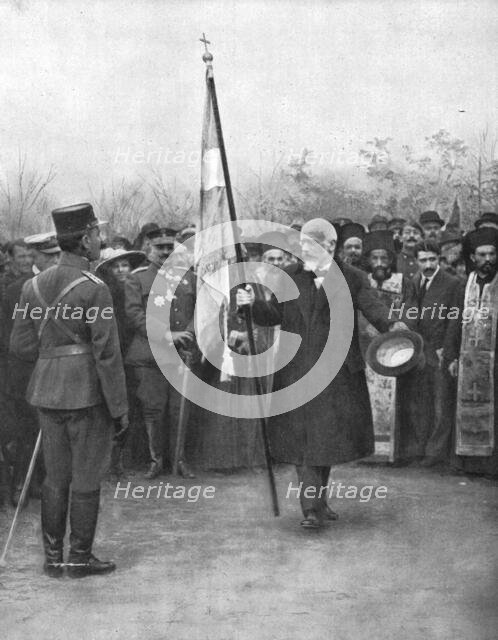 'Ceux qui ont releve le drapeau de la Patrie Hellene; M. Venizelos remet au colonel..., 1916. Creator: Unknown.