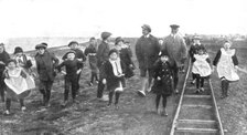 ''En Exil; L'ex-kronprinz en promenade dans l'ile de Wieringen, avec la bande d'enfants..., 1918. Creator: Unknown.