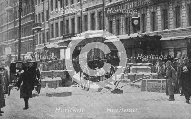 'La Revolution Russe; Le 12 mars 1917: canons de campagne derriere une barricade sur..., 1917. Creator: Unknown.