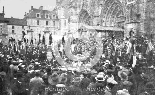 'Le 2e anniversaire de la Marne; Defiles des delegations a la cathedrale de Meaux', 1916. Creator: Unknown.