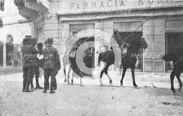 'Victoire Italienne; A gorizia, le matin du 9 aout 1916: les carabiniers italiens interrogent les pa Creator: Unknown.