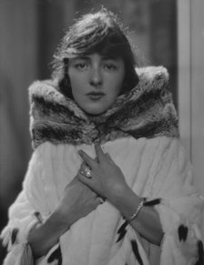 Thaw, Evelyn Nesbit, Mrs., portrait photograph, between 1913 and 1942. Creator: Arnold Genthe.