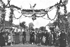 'En Serbie Reconquise; Arc de triomphe dresse pour la reception des troupes francaises..., 1918. Creator: Unknown.