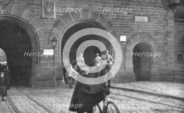 'Journees inoubliables a Strasbourg; Un peloton de cavalerie entre a son tour par la..., 1918. Creator: Unknown.