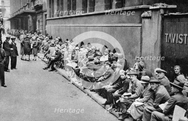 A queue for first night tickets in Covent Garden, London, 1926-1927. Artist: Unknown