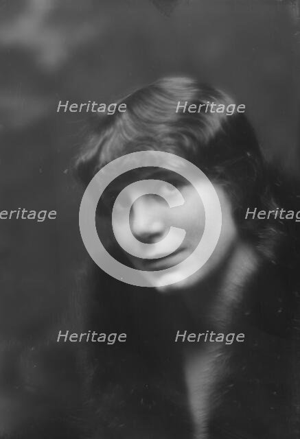 Scheftel, Walter, Mrs., portrait photograph, 1912 Nov. 21. Creator: Arnold Genthe.