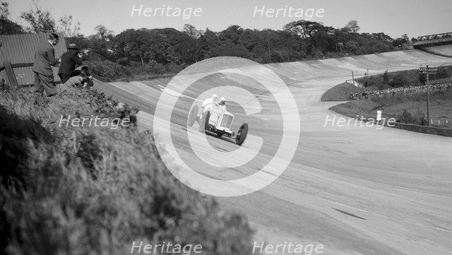 Sunbeam of EL Bouts on the banking, BARC meeting, Brooklands, 16 May 1932. Artist: Bill Brunell.