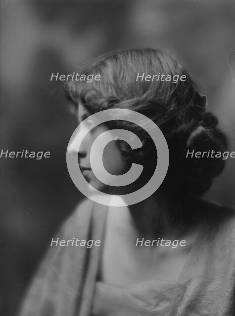 Hadden, Edith, portrait photograph, 1913. Creator: Arnold Genthe.