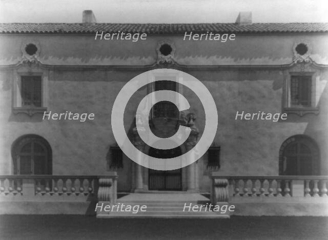 "Mi Suen~o," Herbert Coppell house, 1245 South Grand Avenue, Pasadena, California, 1917. Creator: Frances Benjamin Johnston.